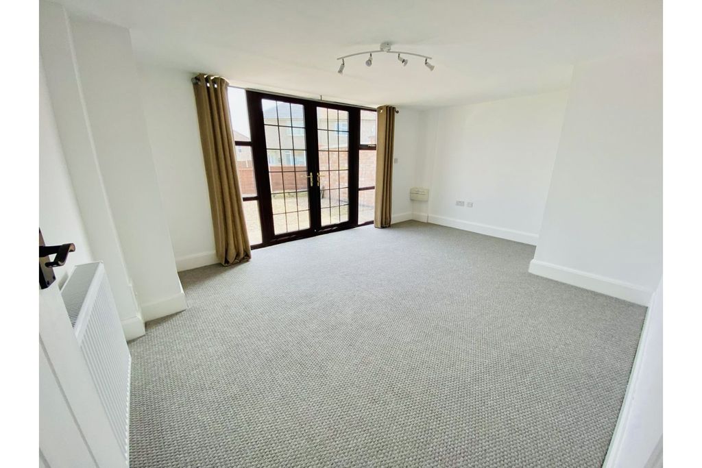 Property photo 2 of 13 Lounge