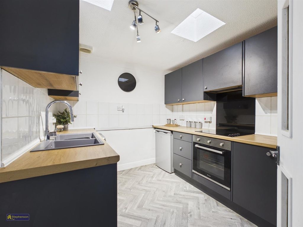 Property photo 3 of 8 Kitchen