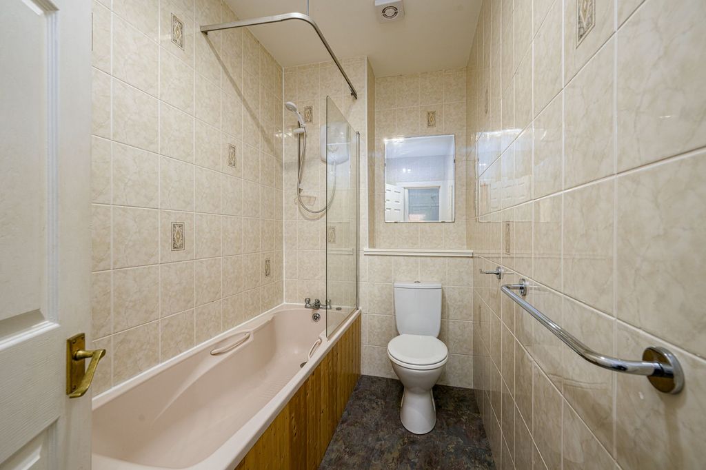 Property photo 3 of 11 Bathroom