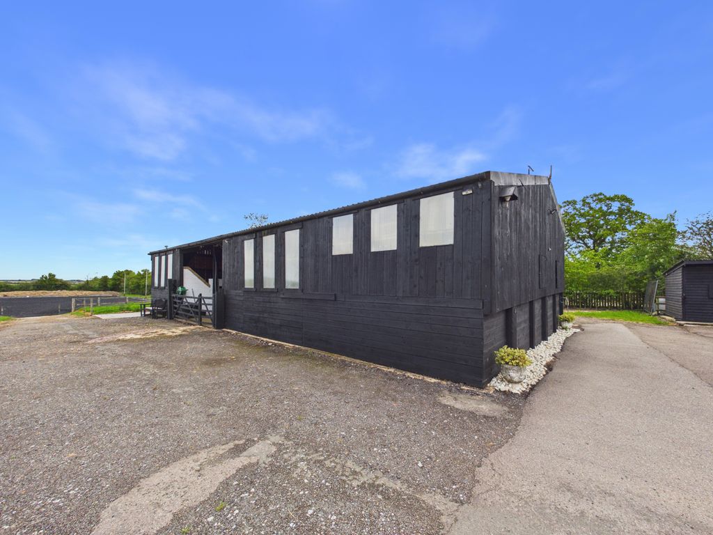 Property photo 1 of 12 Cam01354G0-Pr0717-Still006