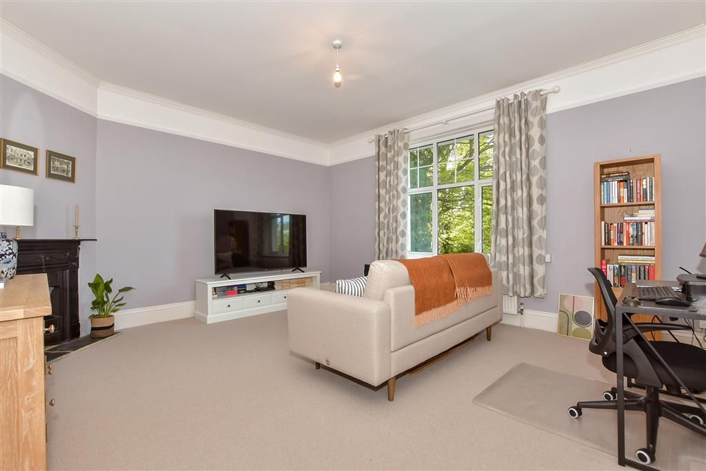 Property photo 3 of 13 Lounge