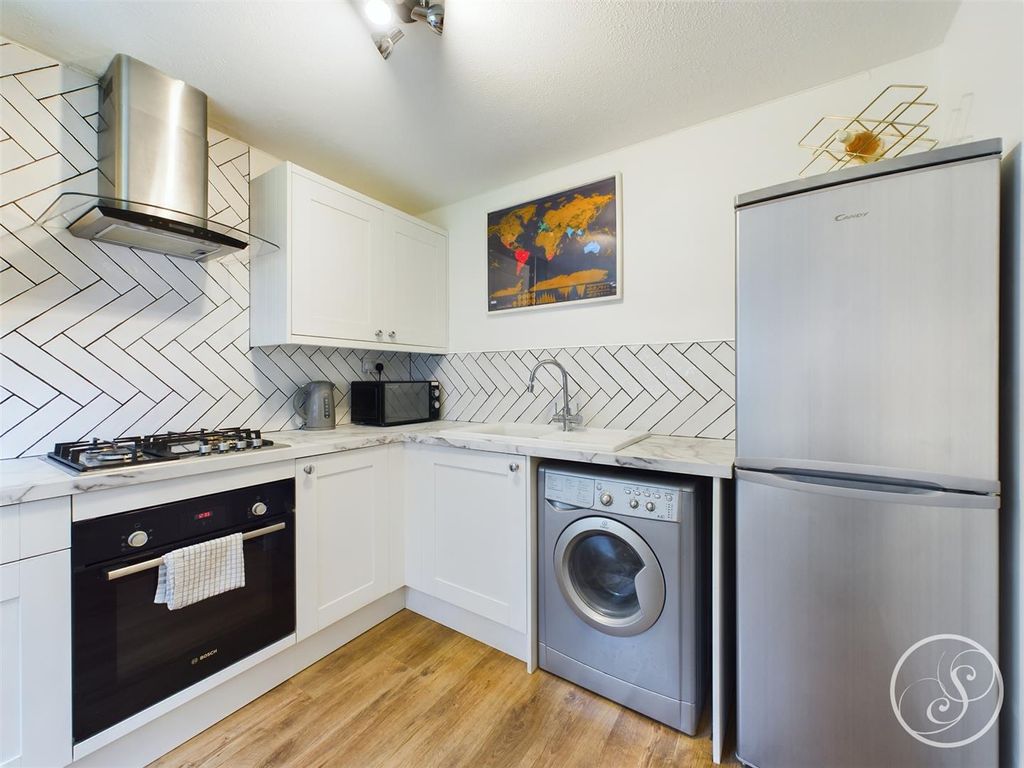 Property photo 3 of 19 Kitchen