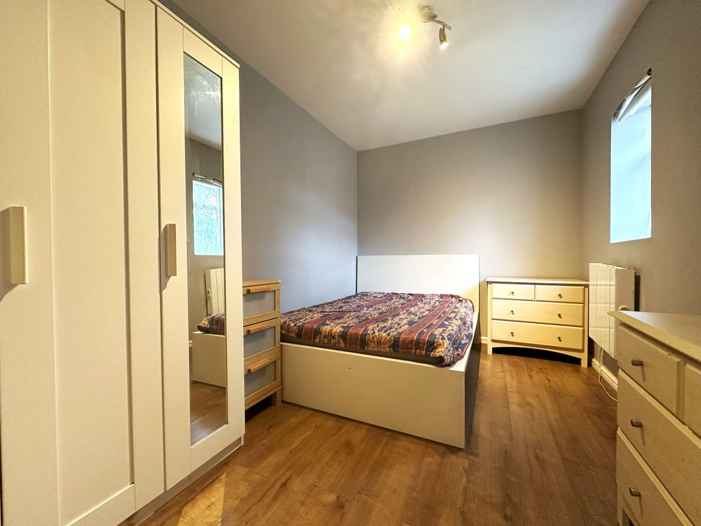 Property photo 1 of 6 Bedroom