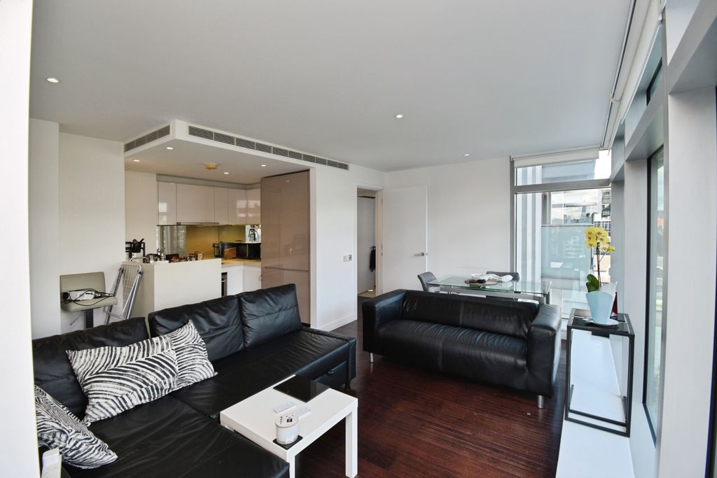 Property photo 3 of 20 Lounge