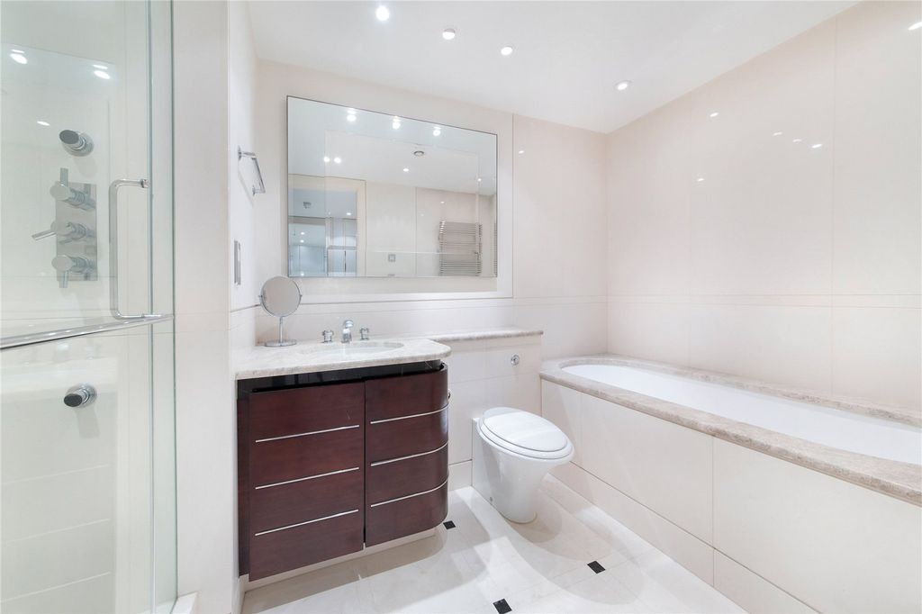 Property photo 3 of 7 Bathroom