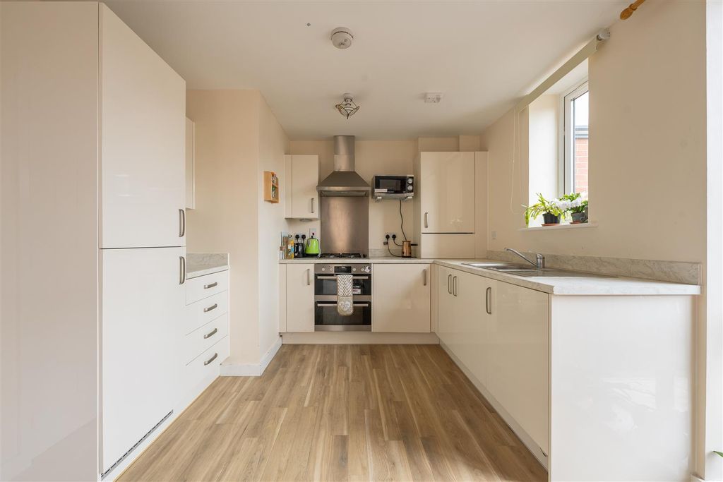 Property photo 3 of 16 Marine Crescent, Ig6
