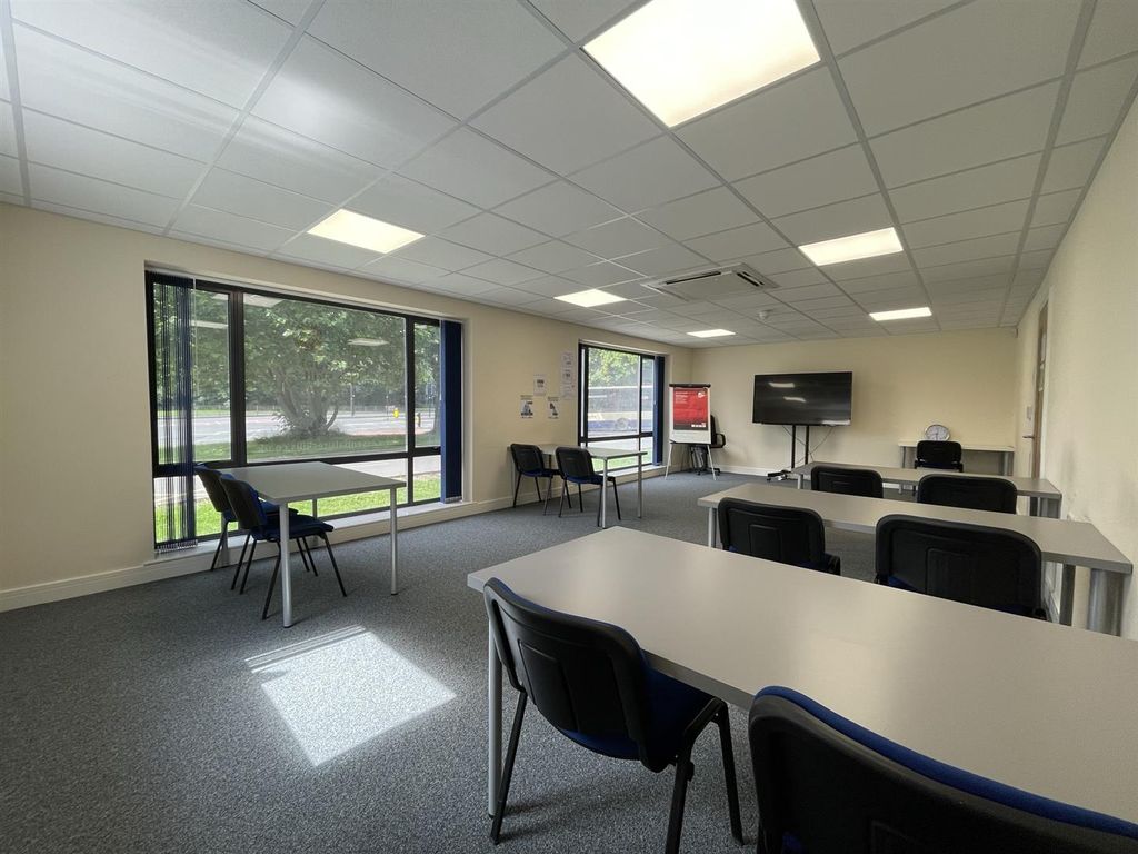 Property photo 3 of 10 3 Open Plan Office.Jpeg