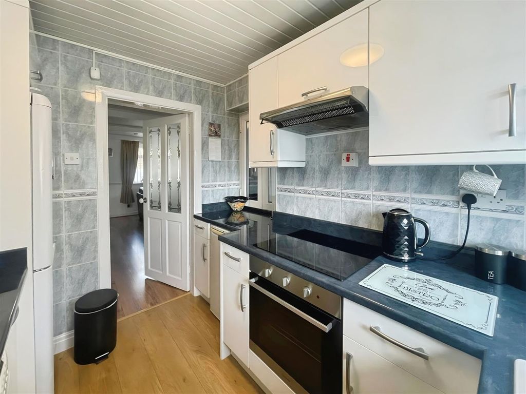 Property photo 3 of 18 Kitchen