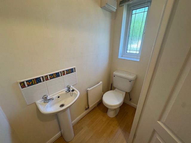 Property photo 2 of 11 Cloakroom