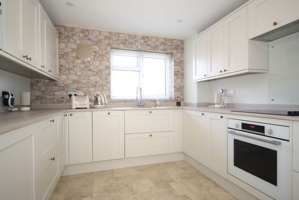 Property photo 3 of 8 Modern Fully Equipped Kitchen