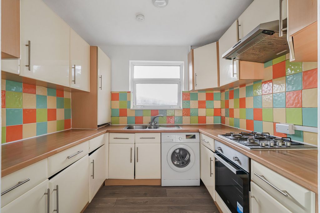 Property photo 3 of 11 Kitchen