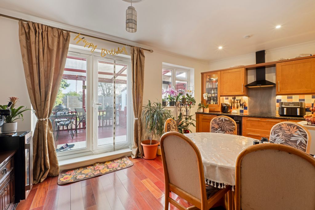 Property photo 2 of 21 Picture No. 12