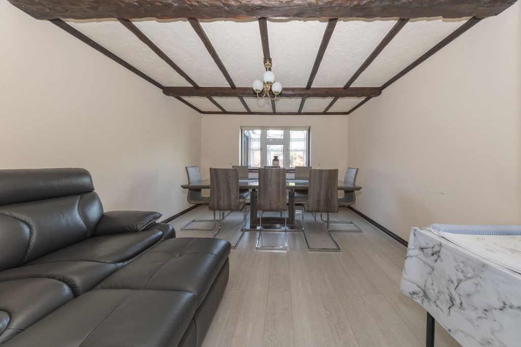 Property photo 2 of 18 4877672