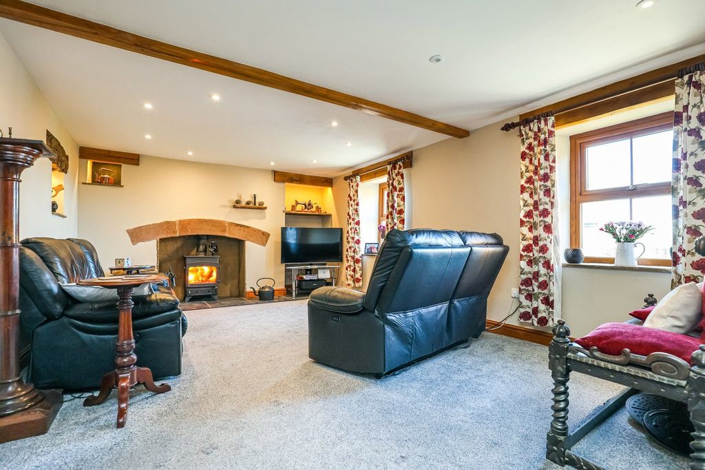 Property photo 3 of 26 Lounge