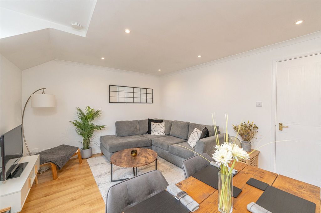 Property photo 3 of 22 Lounge Alt