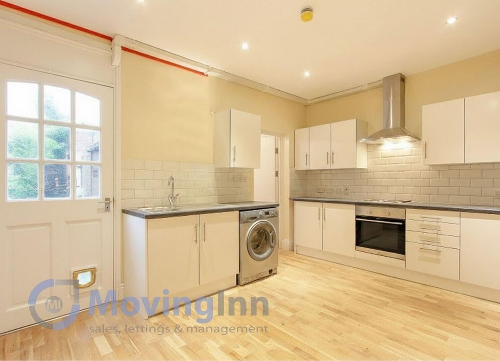 Property photo 3 of 19 Kitchen