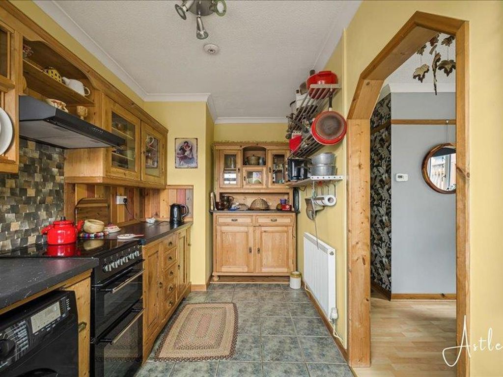 Property photo 3 of 20 Kitchen