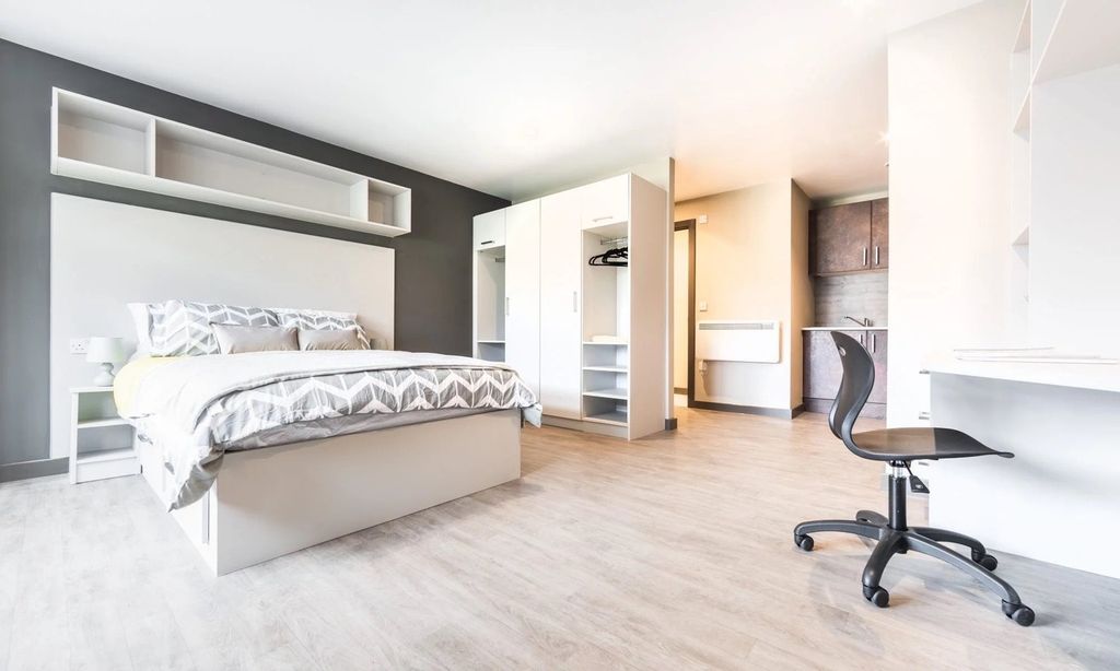Property photo 2 of 5 A Spacious And Modern Double Bedroom Featuring Amp...