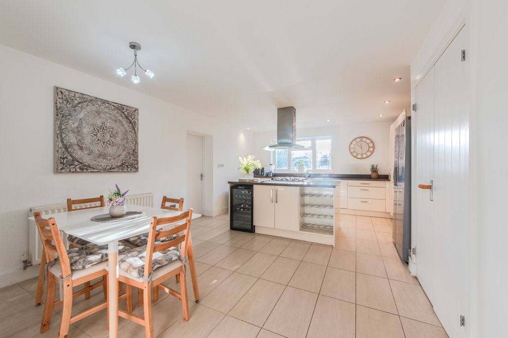 Property photo 3 of 28