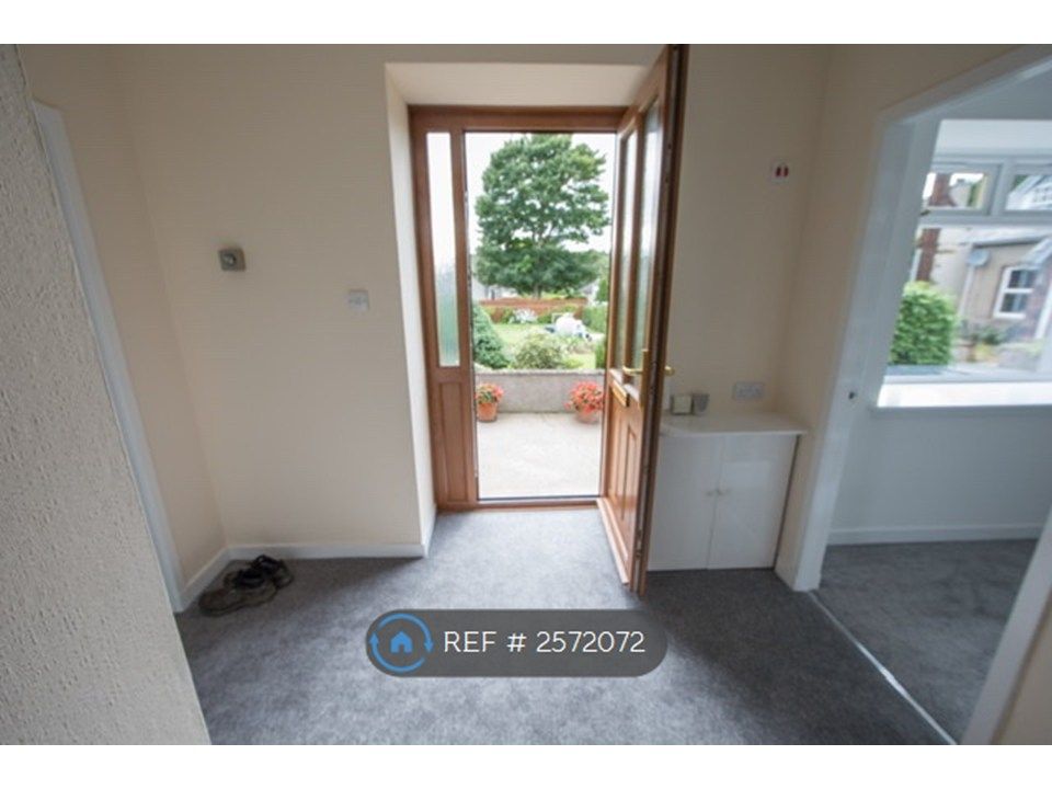Property photo 3 of 10 Hall