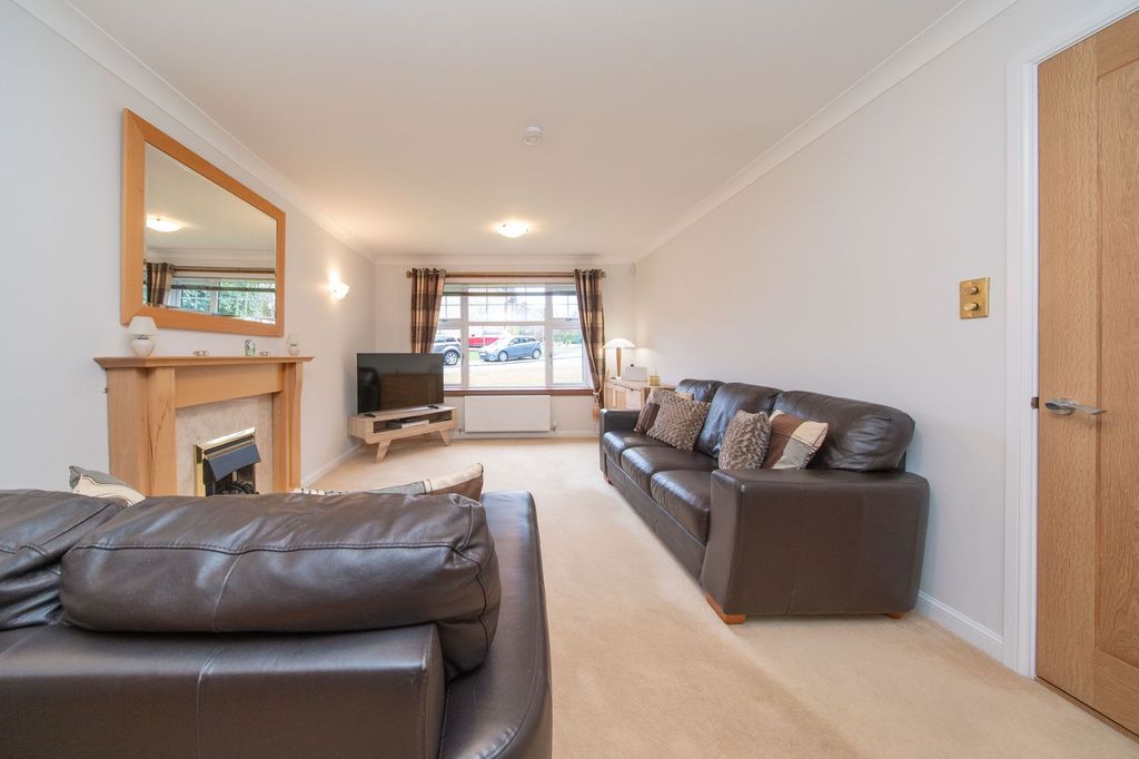 Property photo 2 of 35 Lounge