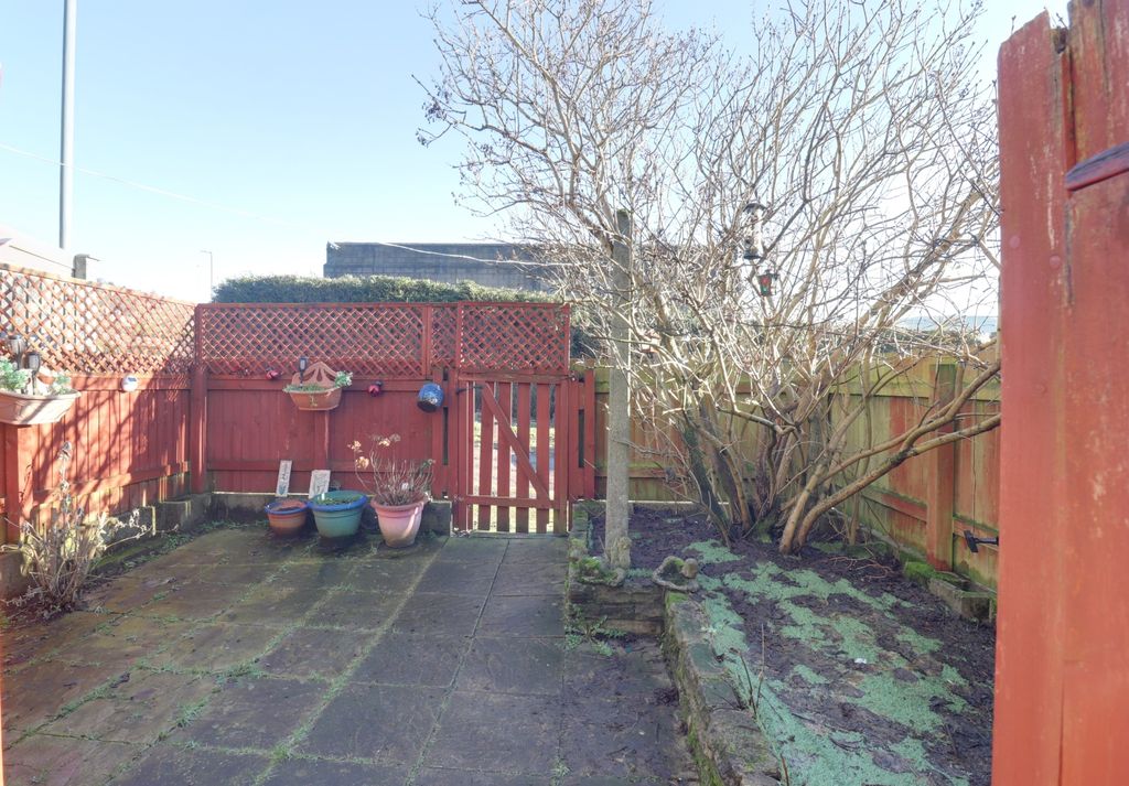 Property photo 2 of 25 Front Garden 1