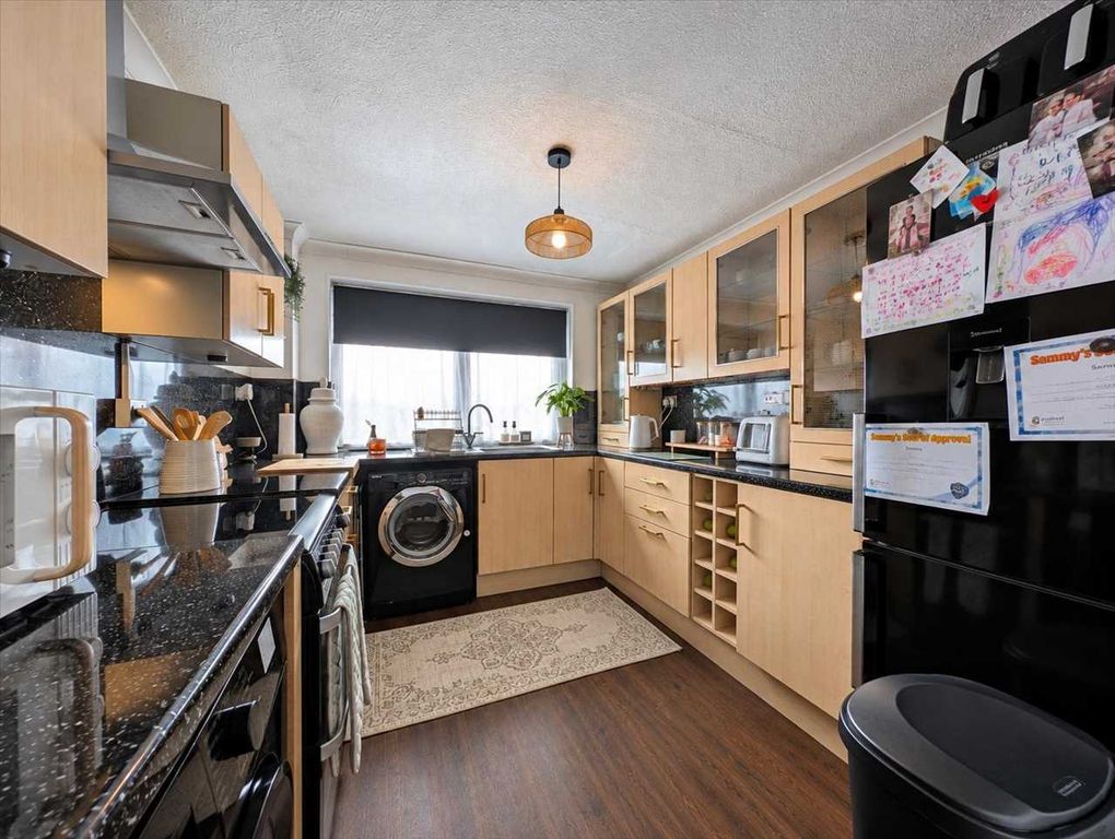 Property photo 2 of 11 Kitchen