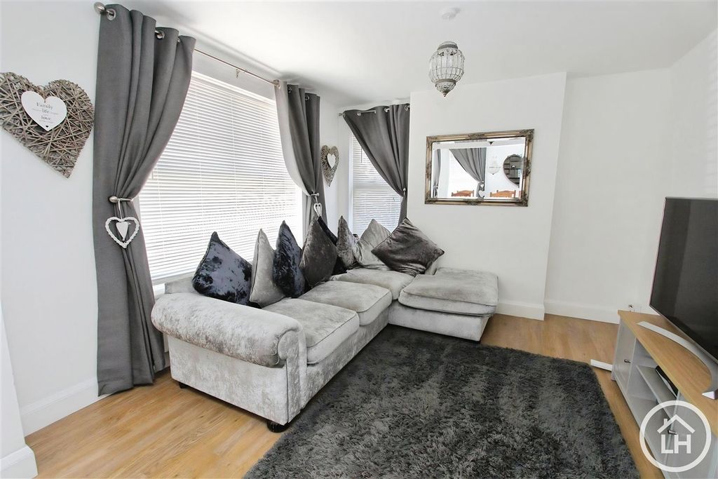 Property photo 2 of 11 Lounge