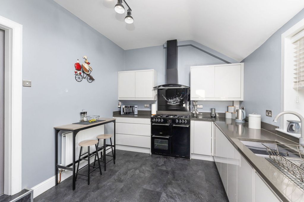 Property photo 3 of 24