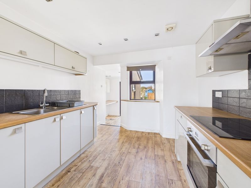 Property photo 2 of 11 Kitchen