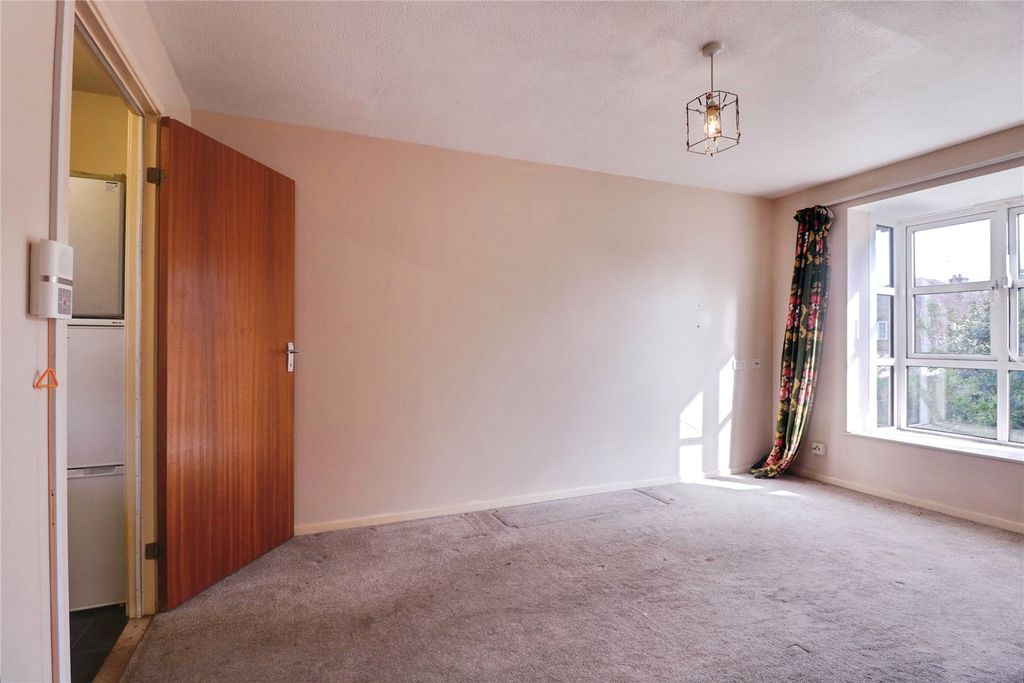 Property photo 2 of 11 Lounge