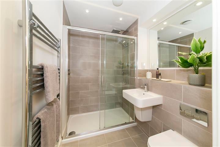 Property photo 3 of 7 En-Suite Bathroom