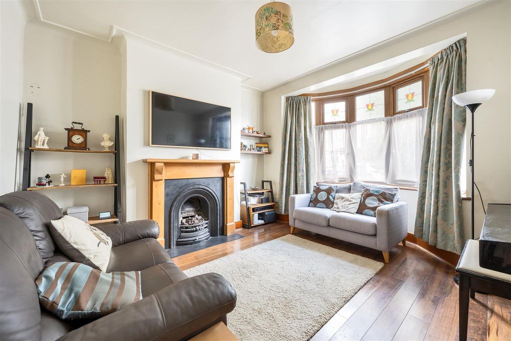 Property photo 2 of 32 Wadham Avenue, E17