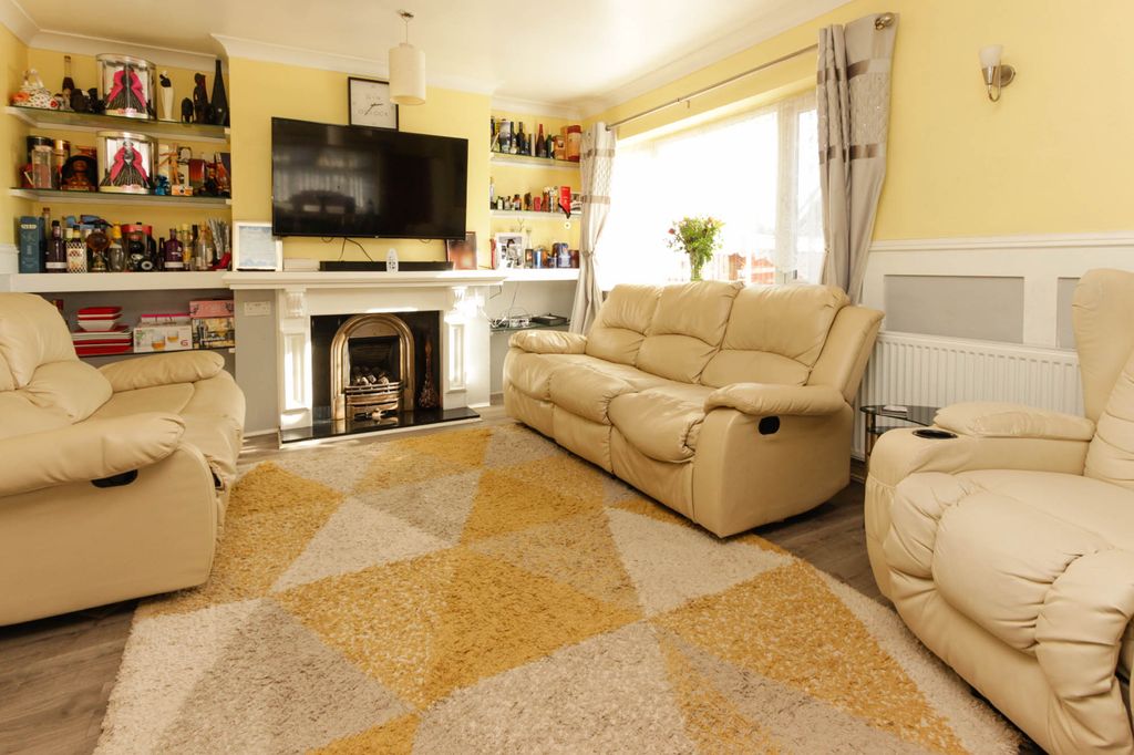 Property photo 2 of 13 Lounge Area