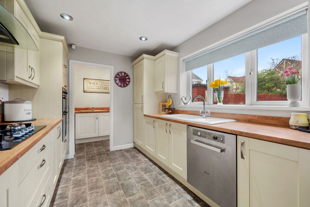 Property photo 2 of 16 3910985