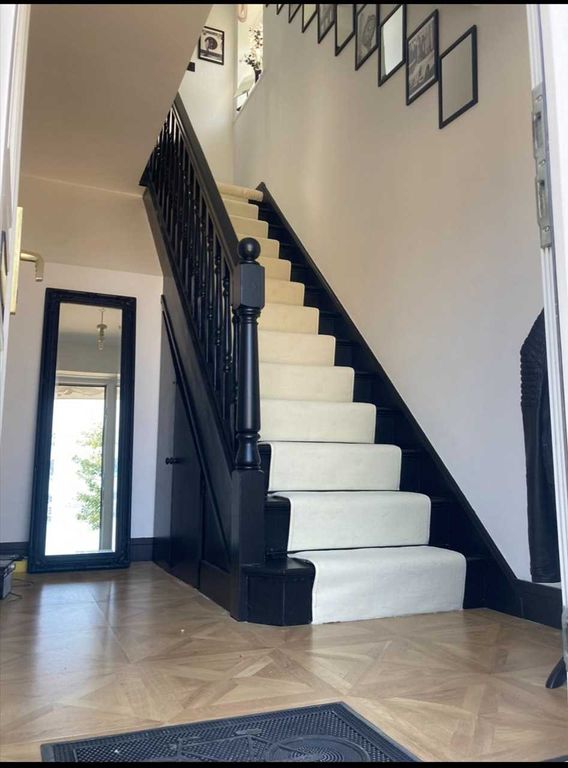 Property photo 2 of 9 Entrance Hall