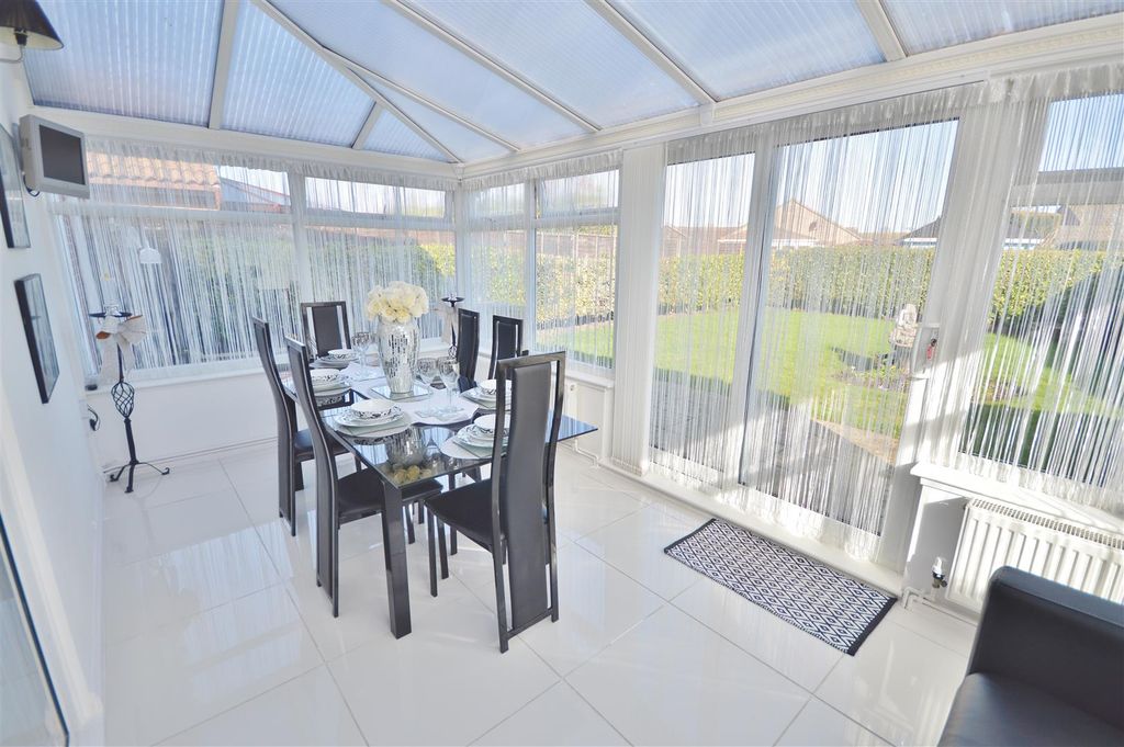 Property photo 3 of 18 Conservatory