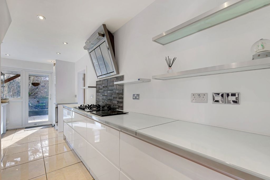 Property photo 3 of 23 4709983