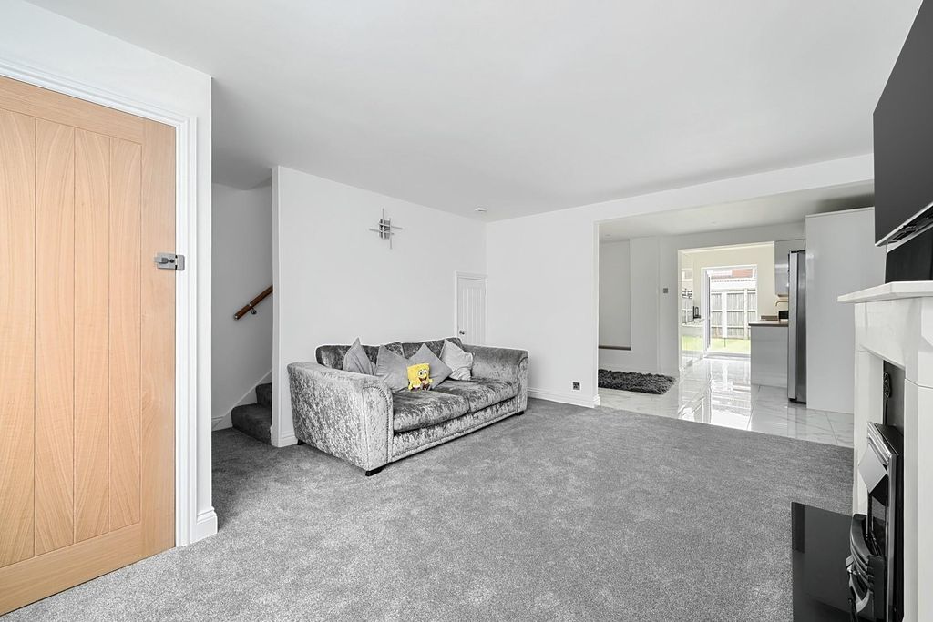 Property photo 3 of 37 11 Saffron Close Bn43 (2).Jpg