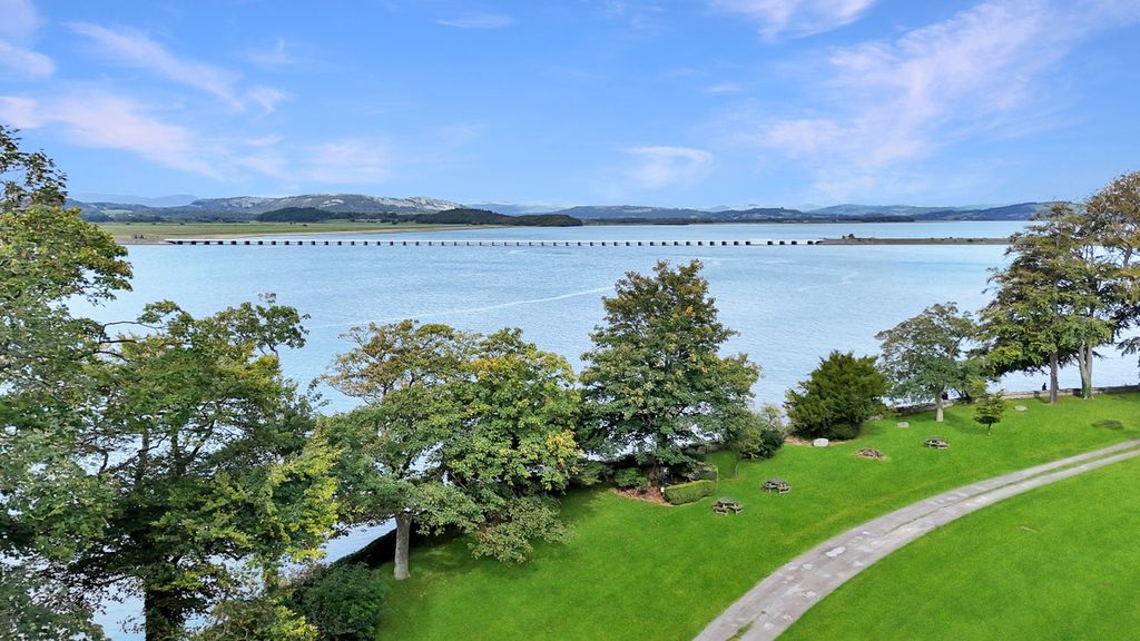 Property photo 2 of 33