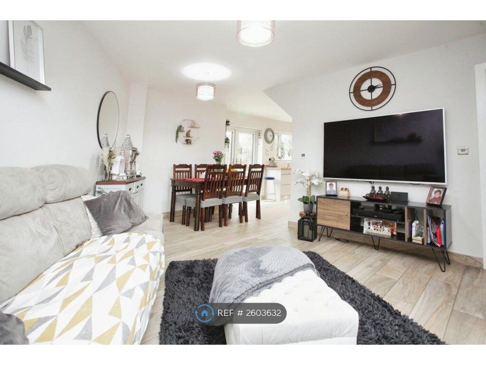 Property photo 3 of 14 Lounge/Dining