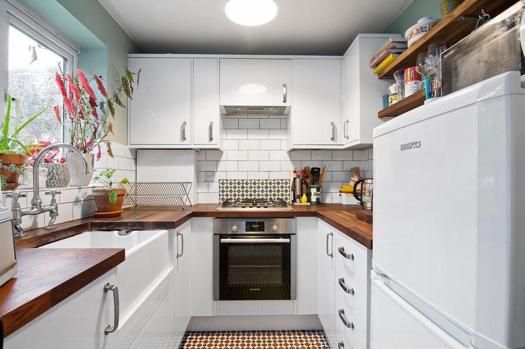 Property photo 2 of 10 Kitchen