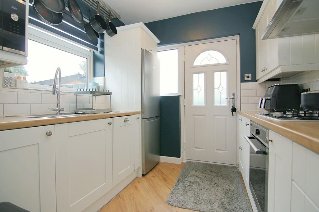 Property photo 3 of 17 Kitchen