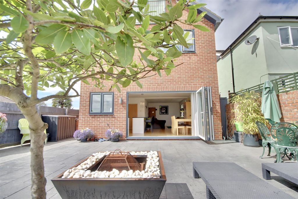 Property photo 2 of 38 1637F4E6-4609-4B8F-9F46-2B4B0E245109_1_201_A.Jpeg