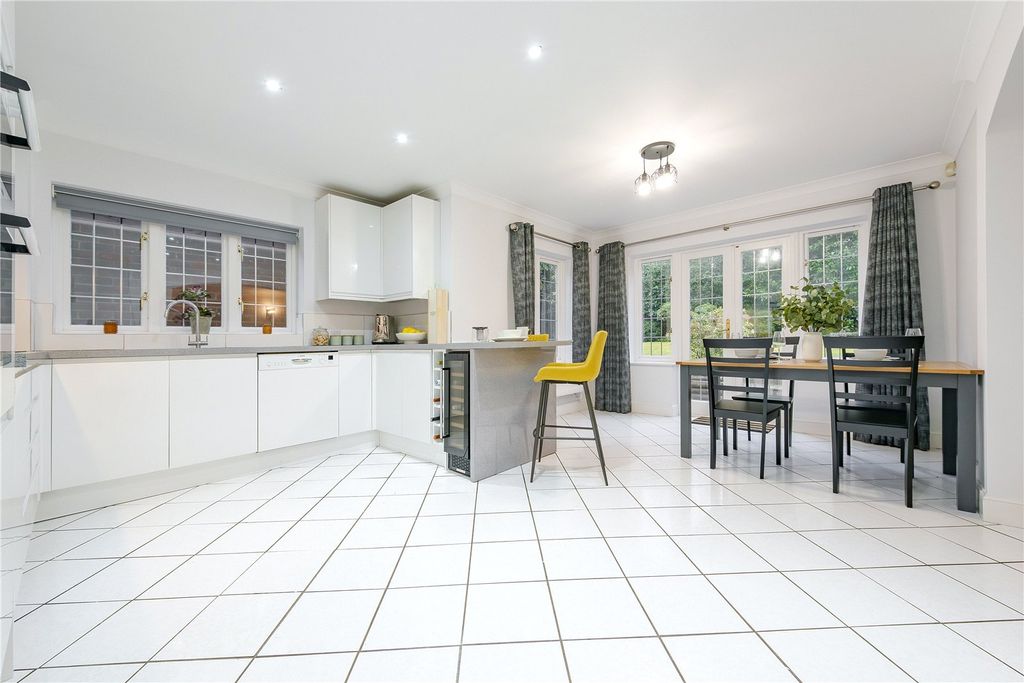 Property photo 2 of 13 Kitchen/Breakfast