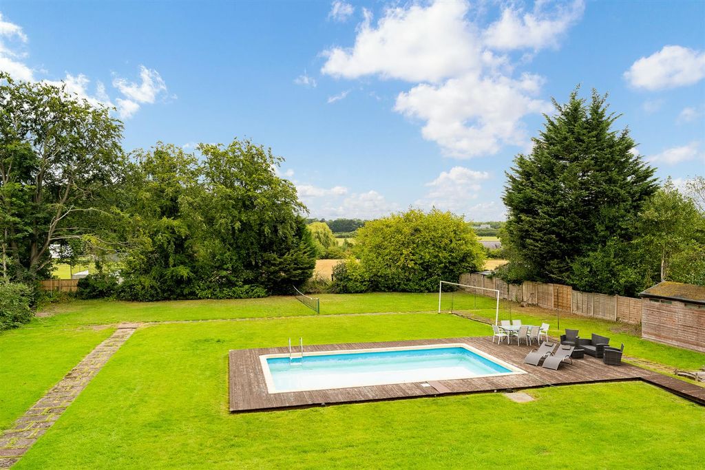 Property photo 2 of 44 Gardens