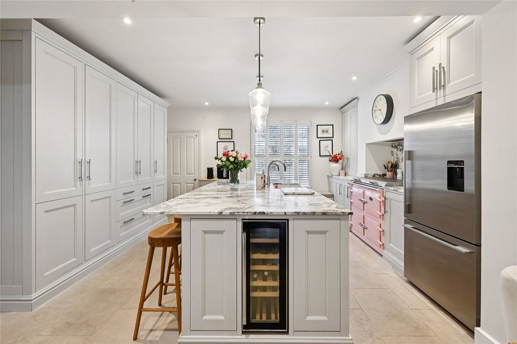 Property photo 3 of 19 Kitchen