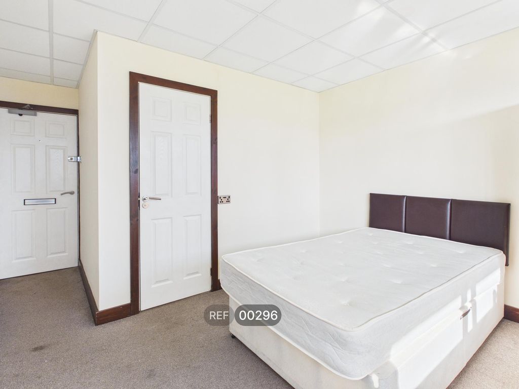 Property photo 2 of 10 Bedroom