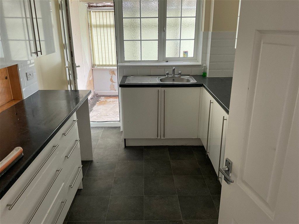 Property photo 3 of 10 Kitchen