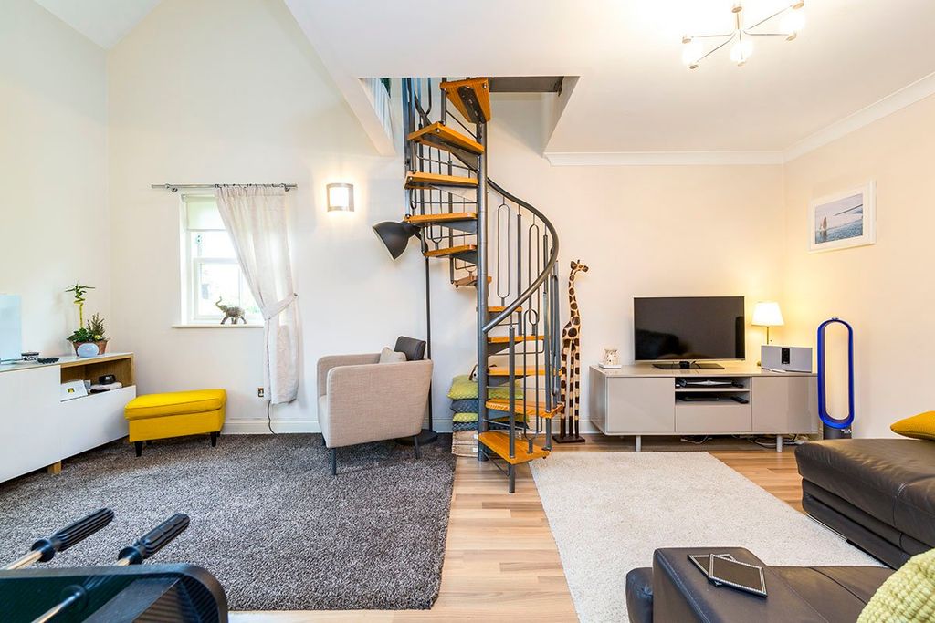 Property photo 3 of 12 Lounge